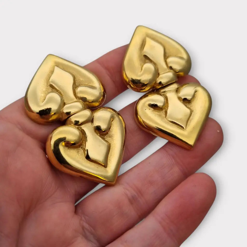 Pendientes dorados en forma de corazón estilo barroco disco los 80 cierre
