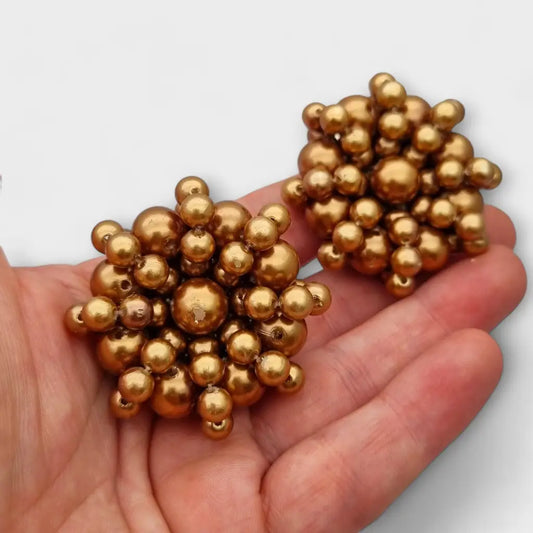 Pendientes grandes vintage de clip con diseño floral perla dorada. Accesorio