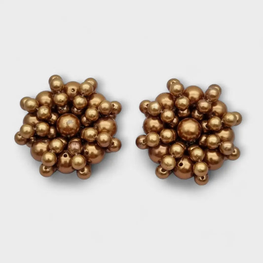 Pendientes grandes vintage de clip con diseño floral perla dorada. Accesorio