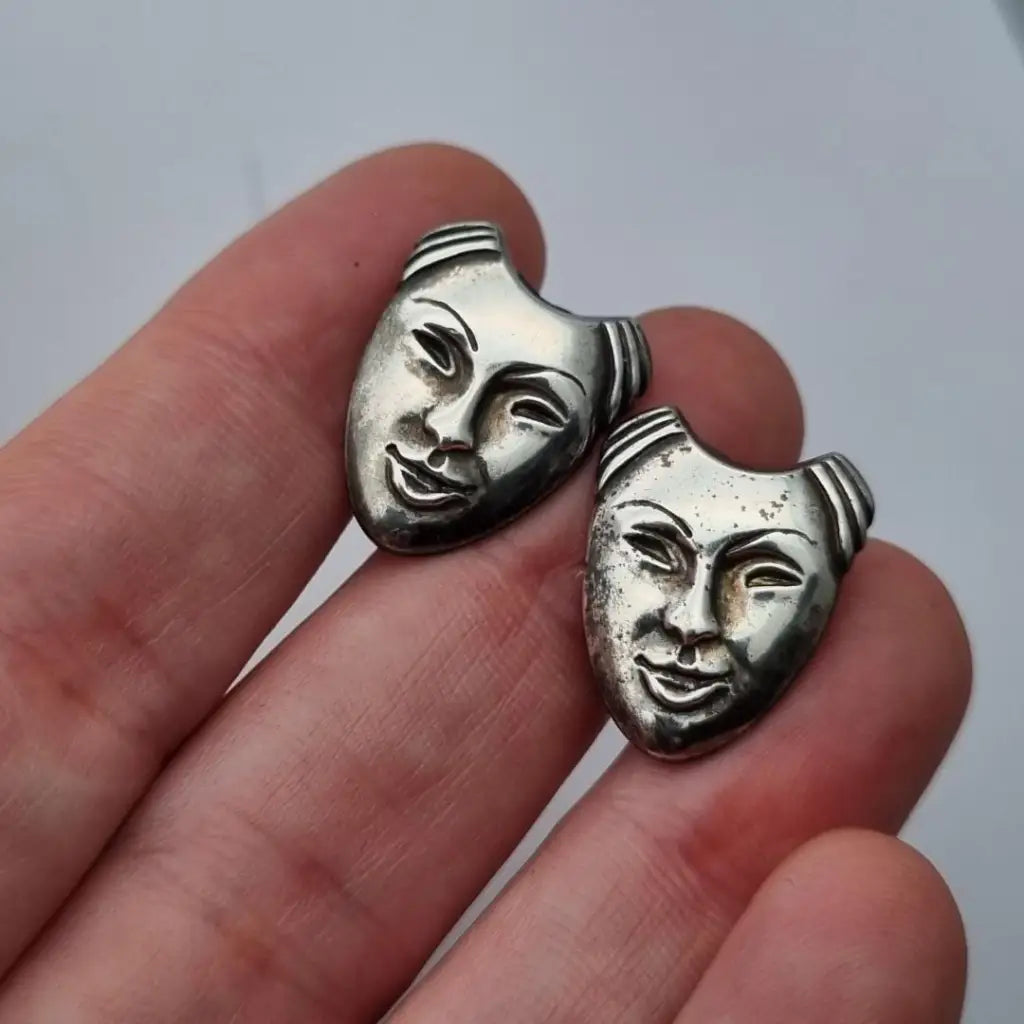 Pendientes de plata con caras estilo máscara diseño artístico vintage hechos