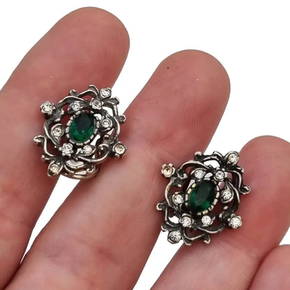 Pendientes victorianos de plata con pedrería verde y blanca cierre omega