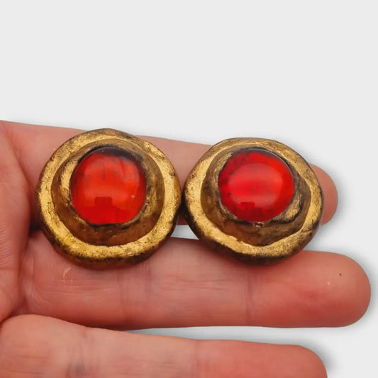 Pendientes vintage forma redonda joyas brutalistas de oro negro con piedra roja