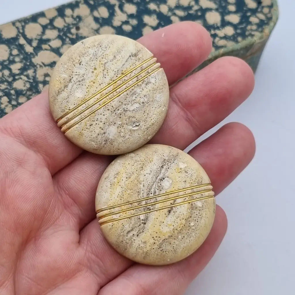 Pendientes vintage nos grandes y redondos de los años 80 marrones dorados,