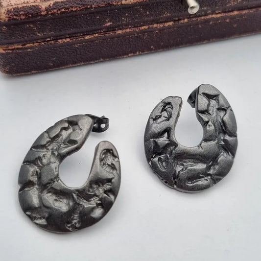 Pendientes vintage de herradura metal gris estilo brutalista los años 80