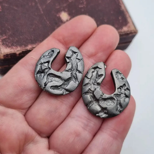 Pendientes vintage de herradura metal gris estilo brutalista los años 80