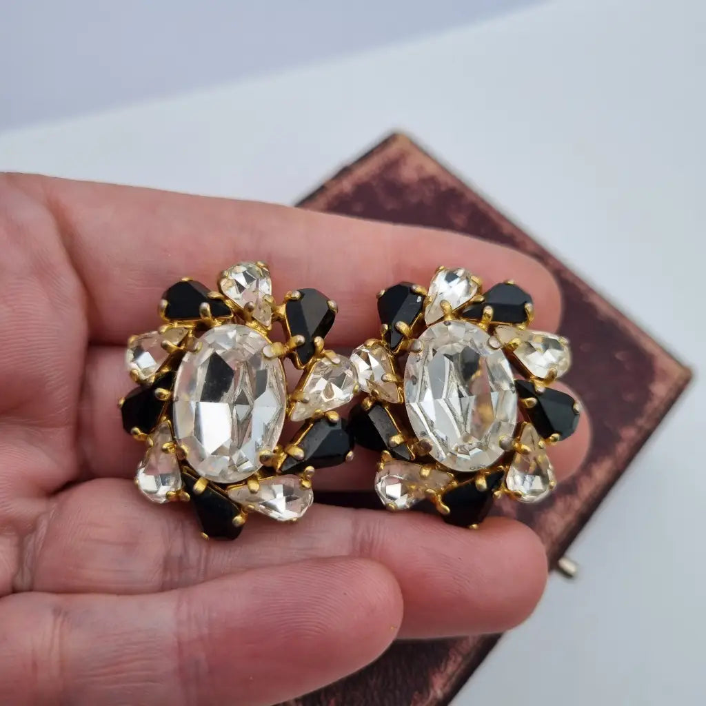 Pendientes vintage joyas doradas pedrería blanca y negra Purificación García PG