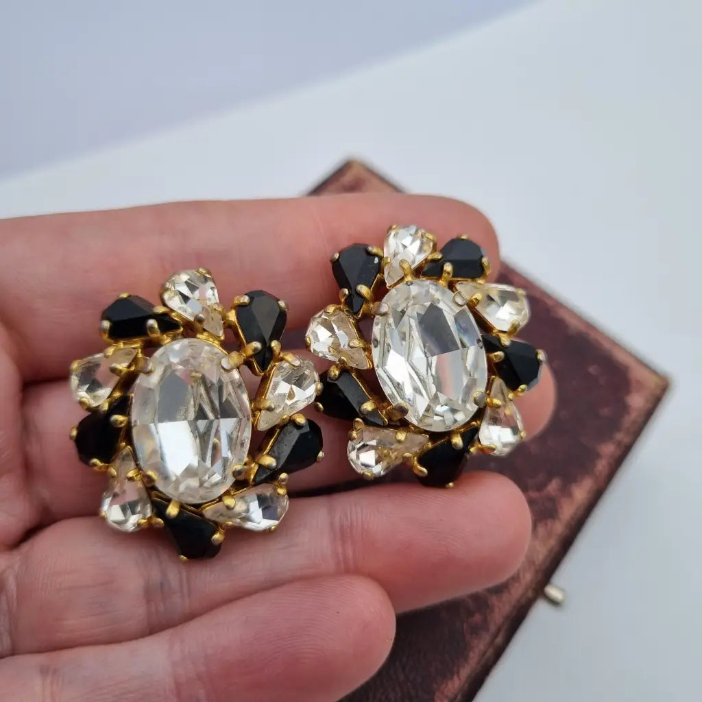 Pendientes vintage joyas doradas pedrería blanca y negra Purificación García PG