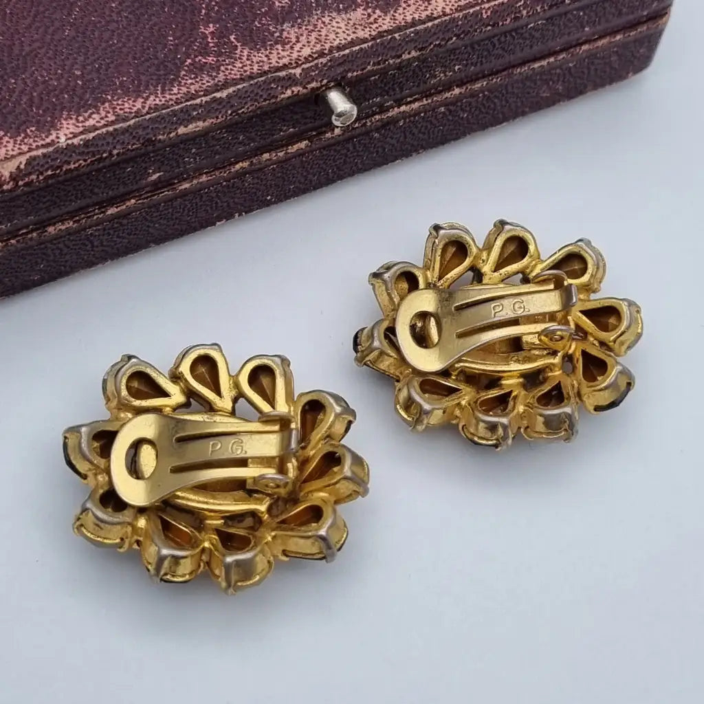 Pendientes vintage joyas doradas pedrería blanca y negra Purificación García PG