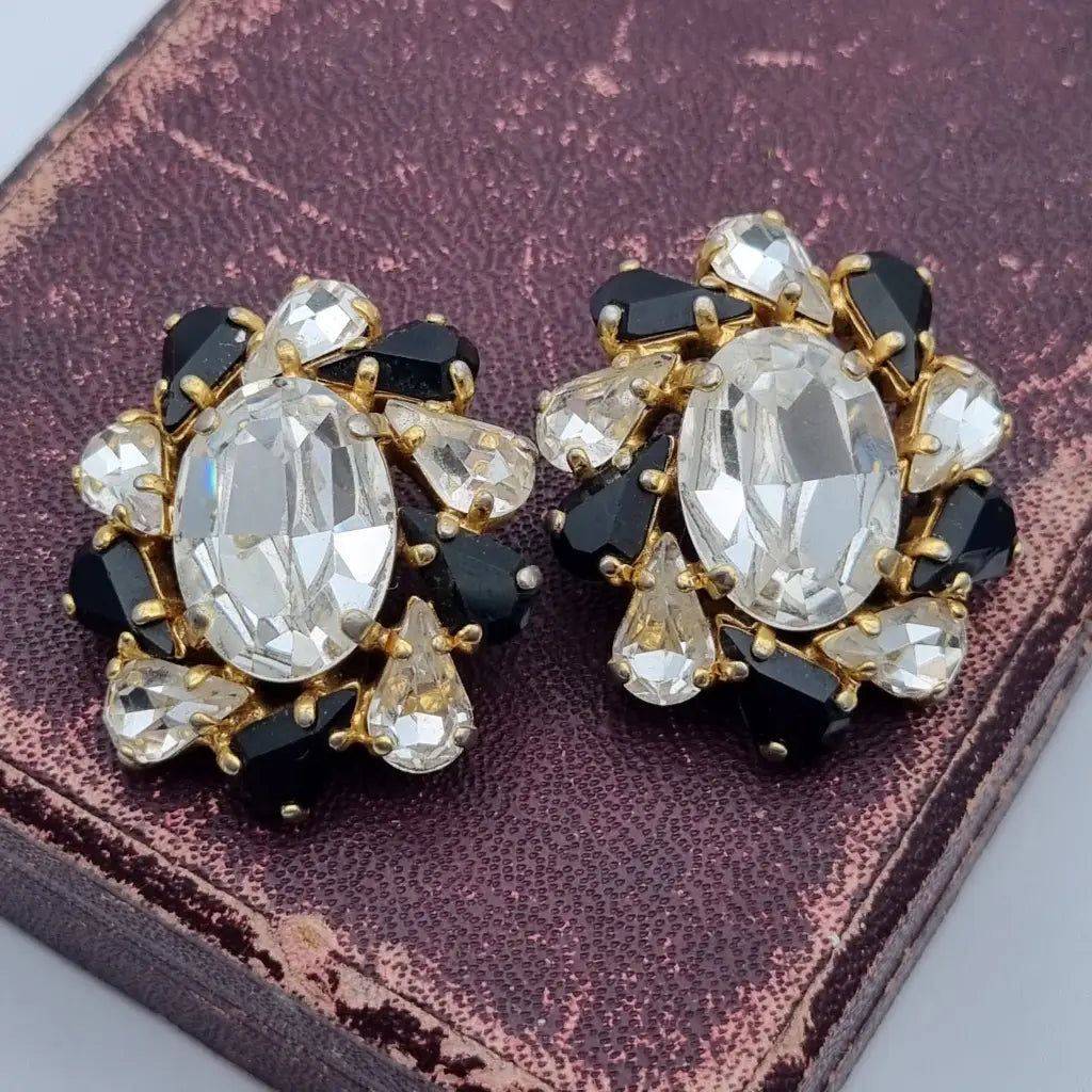 Pendientes vintage joyas doradas pedrería blanca y negra Purificación García PG