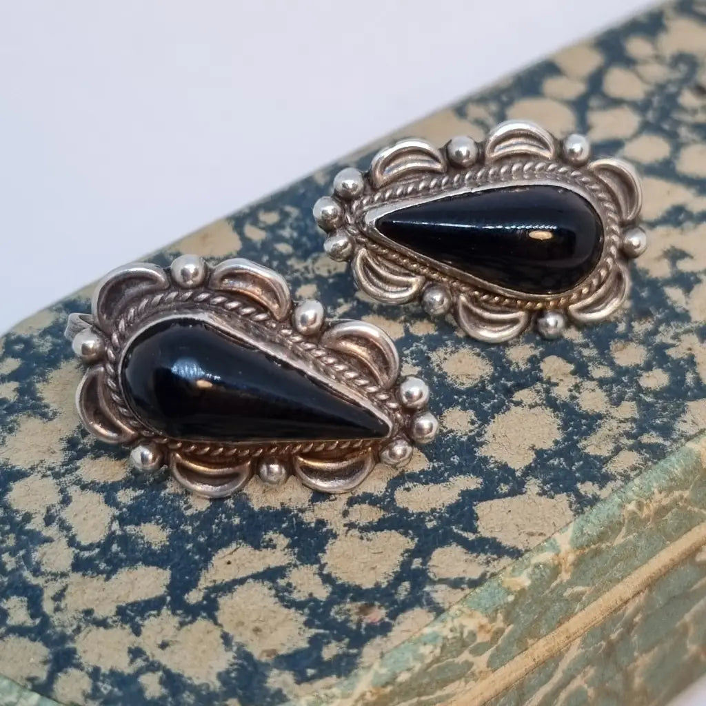 Pendientes vintage de ónix. Joyas antiguas los años 70. Cultura vintage.