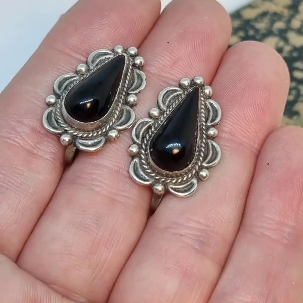 Pendientes vintage de ónix. Joyas antiguas los años 70. Cultura vintage.