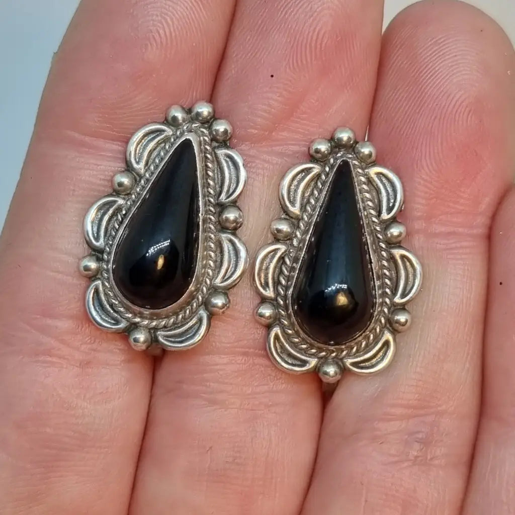 Pendientes vintage de ónix. Joyas antiguas los años 70. Cultura vintage.