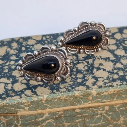 Pendientes vintage de ónix. Joyas antiguas los años 70. Cultura vintage.