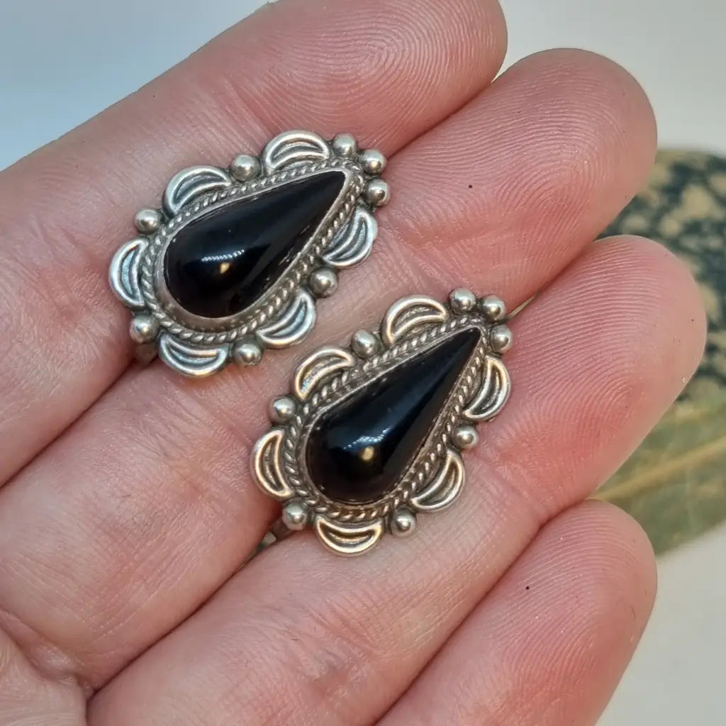 Pendientes vintage de ónix. Joyas antiguas los años 70. Cultura vintage.