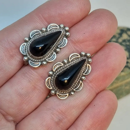 Pendientes vintage de ónix. Joyas antiguas los años 70. Cultura vintage.