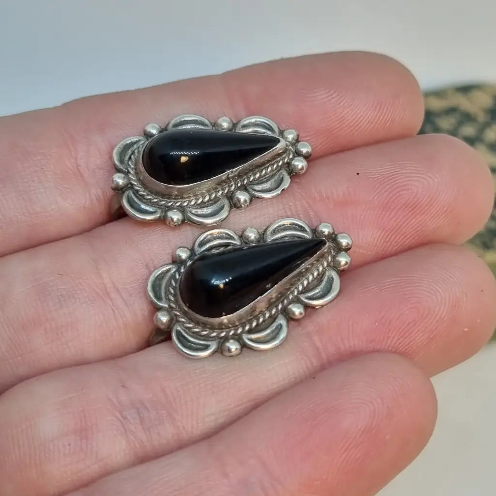 Pendientes vintage de ónix. Joyas antiguas los años 70. Cultura vintage.