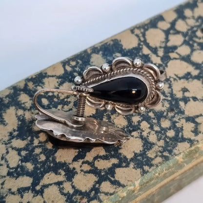 Pendientes vintage de ónix. Joyas antiguas los años 70. Cultura vintage.