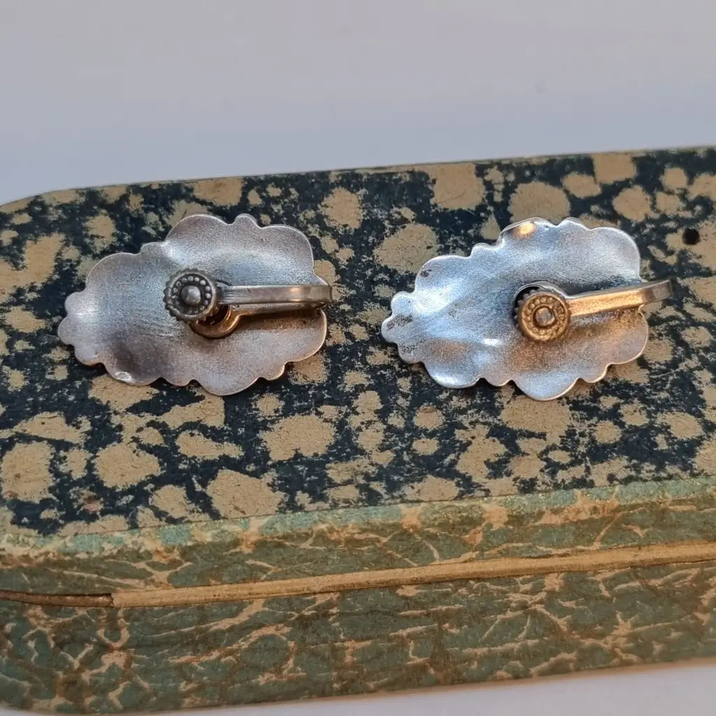 Pendientes vintage de ónix. Joyas antiguas los años 70. Cultura vintage.