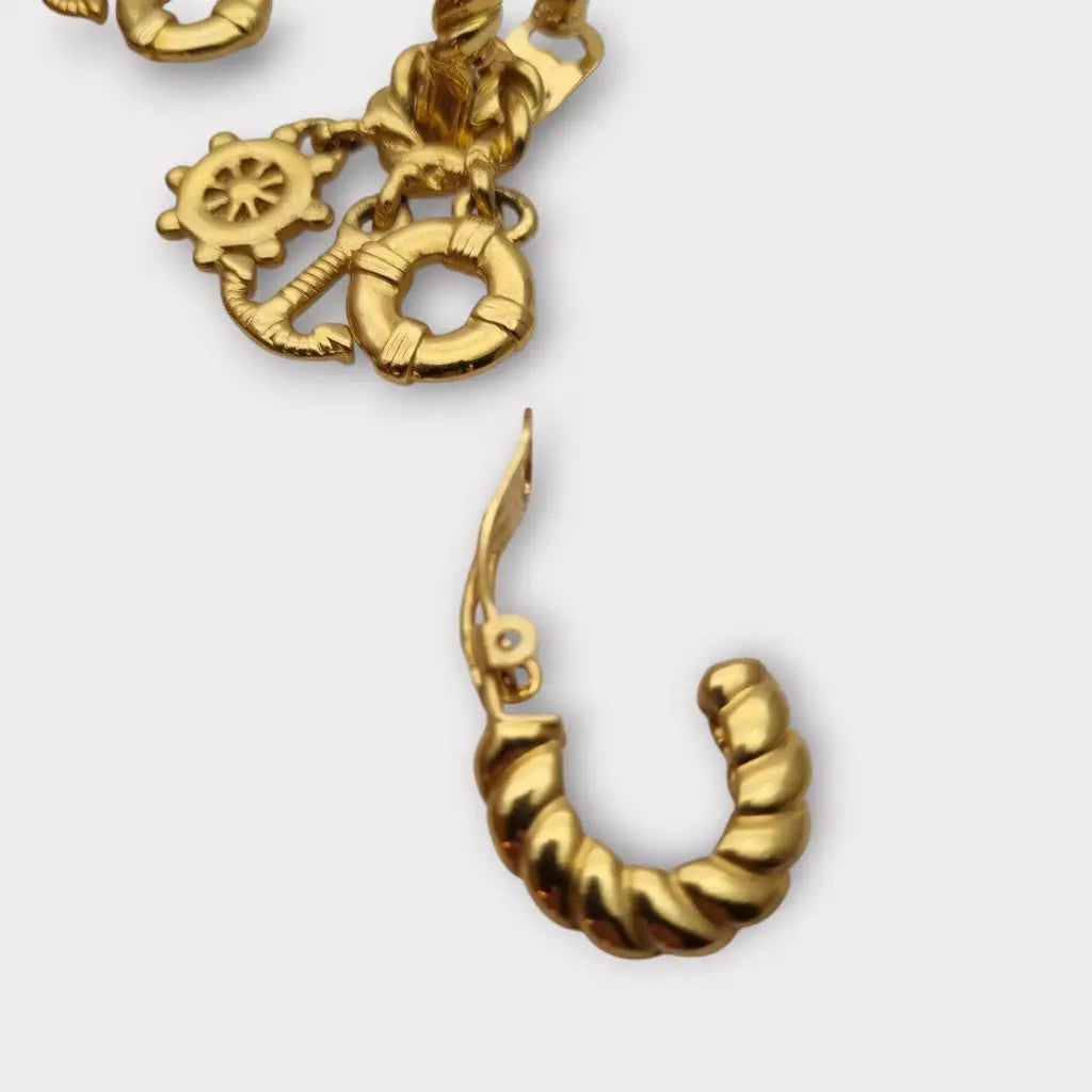 Pendientes vintage de oro con charms náuticos estilo marinero joyería retro