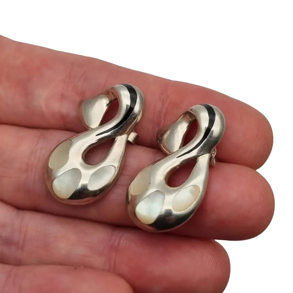 Pendientes vintage de plata 925 con ónix y nácar diseño curvo calado