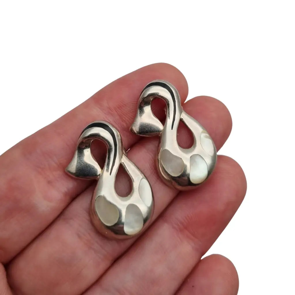 Pendientes vintage de plata 925 con ónix y nácar diseño curvo calado