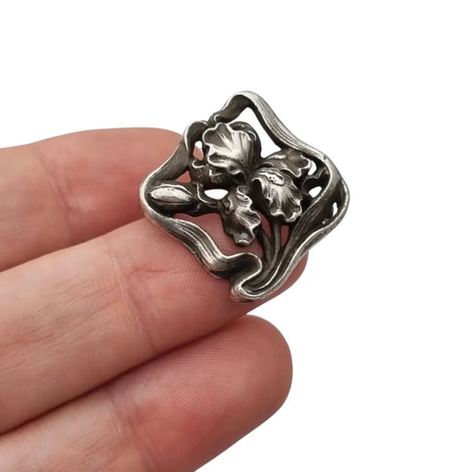 Pequeño Broche Art Nouveau en plata con flor iris relieve – joya floral