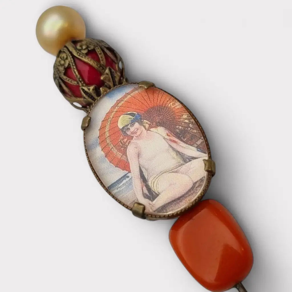 Pin vintage Art Decó con ilustración de bañista y sombrilla perlas sintéticas