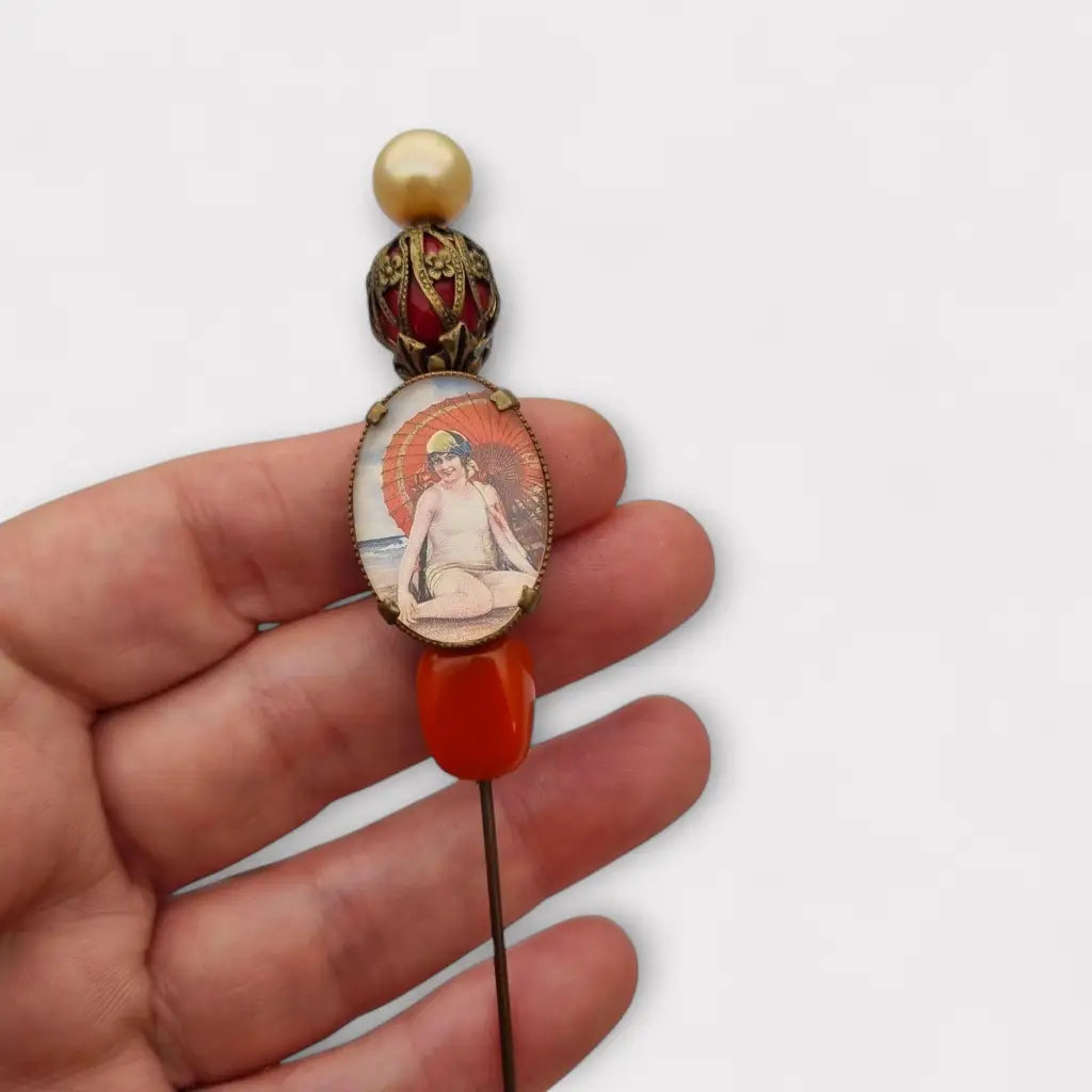 Pin vintage Art Decó con ilustración de bañista y sombrilla perlas sintéticas