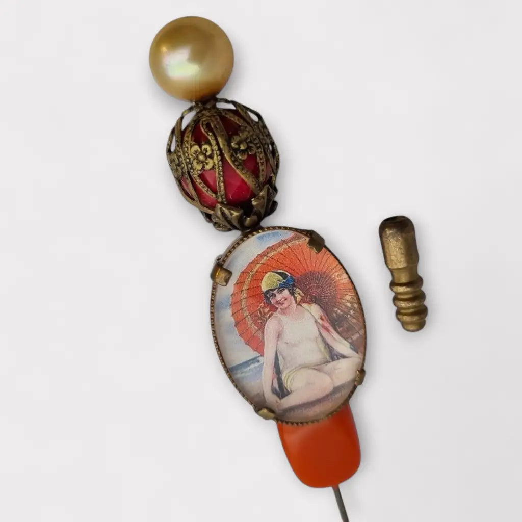 Pin vintage Art Decó con ilustración de bañista y sombrilla perlas sintéticas