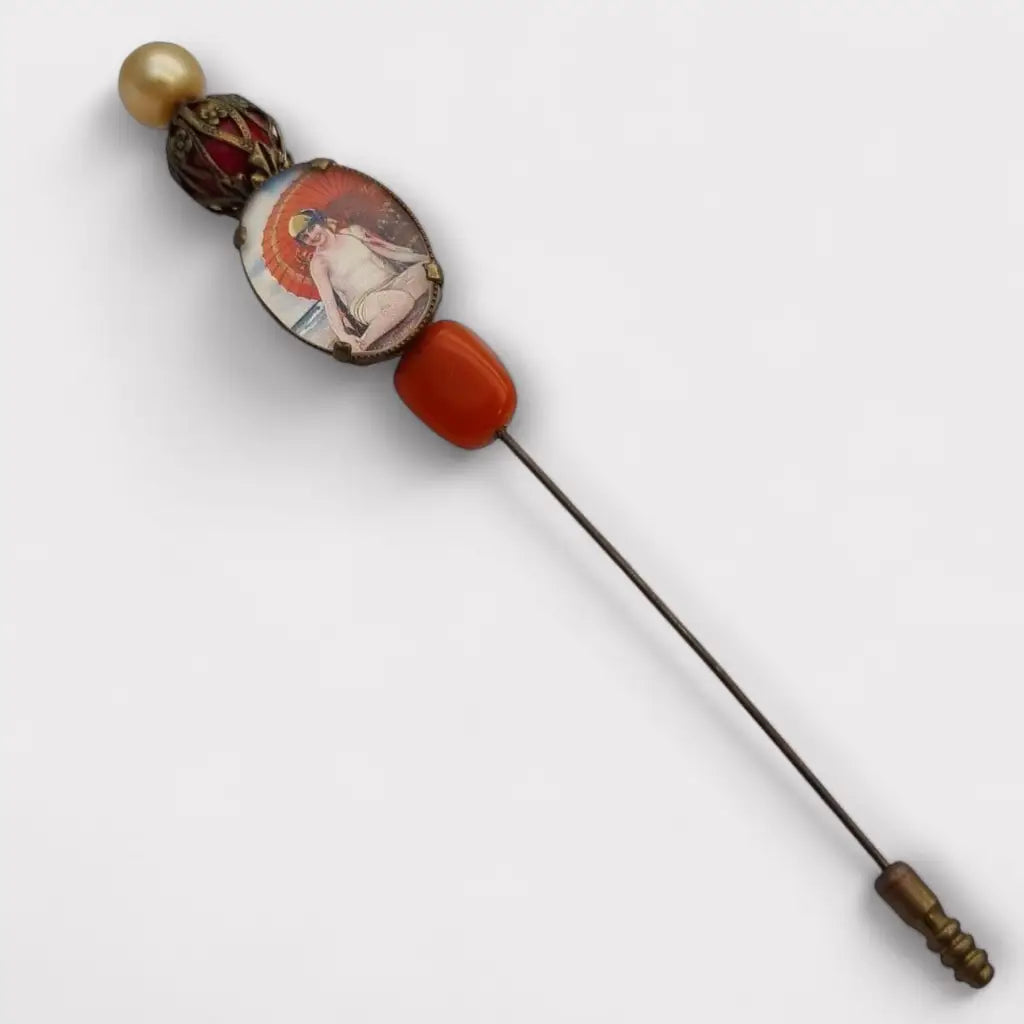 Pin vintage Art Decó con ilustración de bañista y sombrilla perlas sintéticas