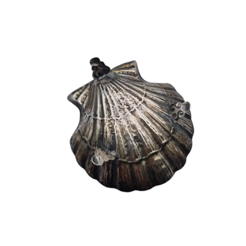 Plato de plata en forma concha bandeja pequeña plata. Alrededor