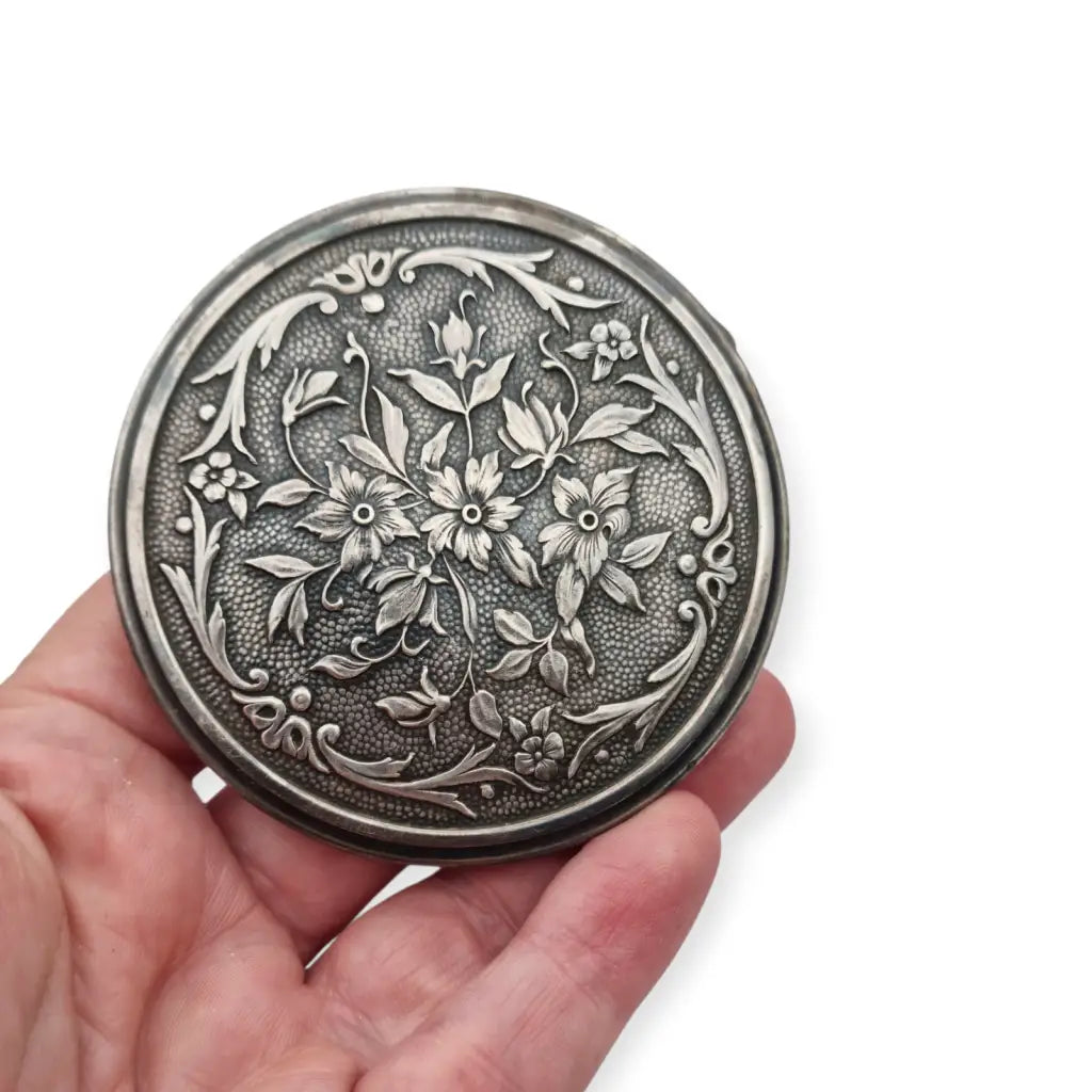 Polvera antigua de plata Art Nouveau Masriera y Carreras con grabado floral