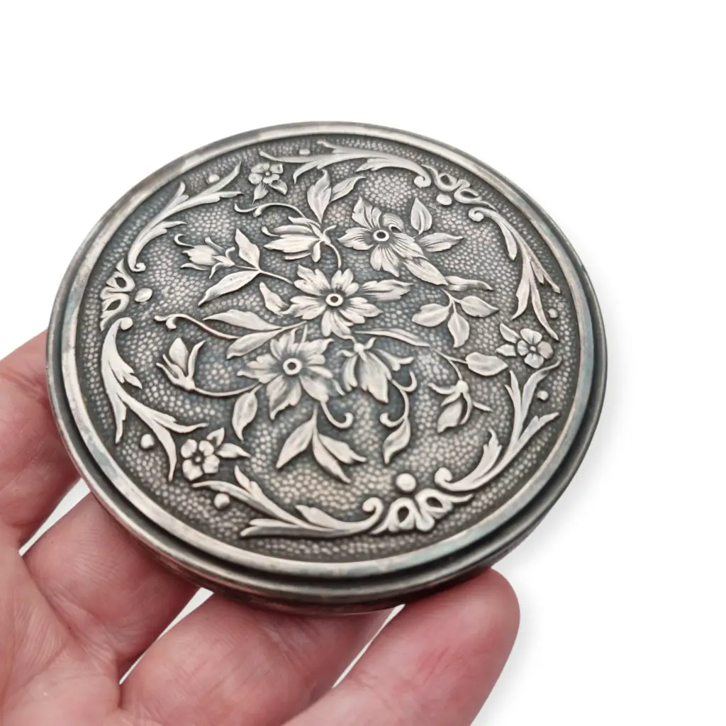 Polvera antigua de plata Art Nouveau Masriera y Carreras con grabado floral