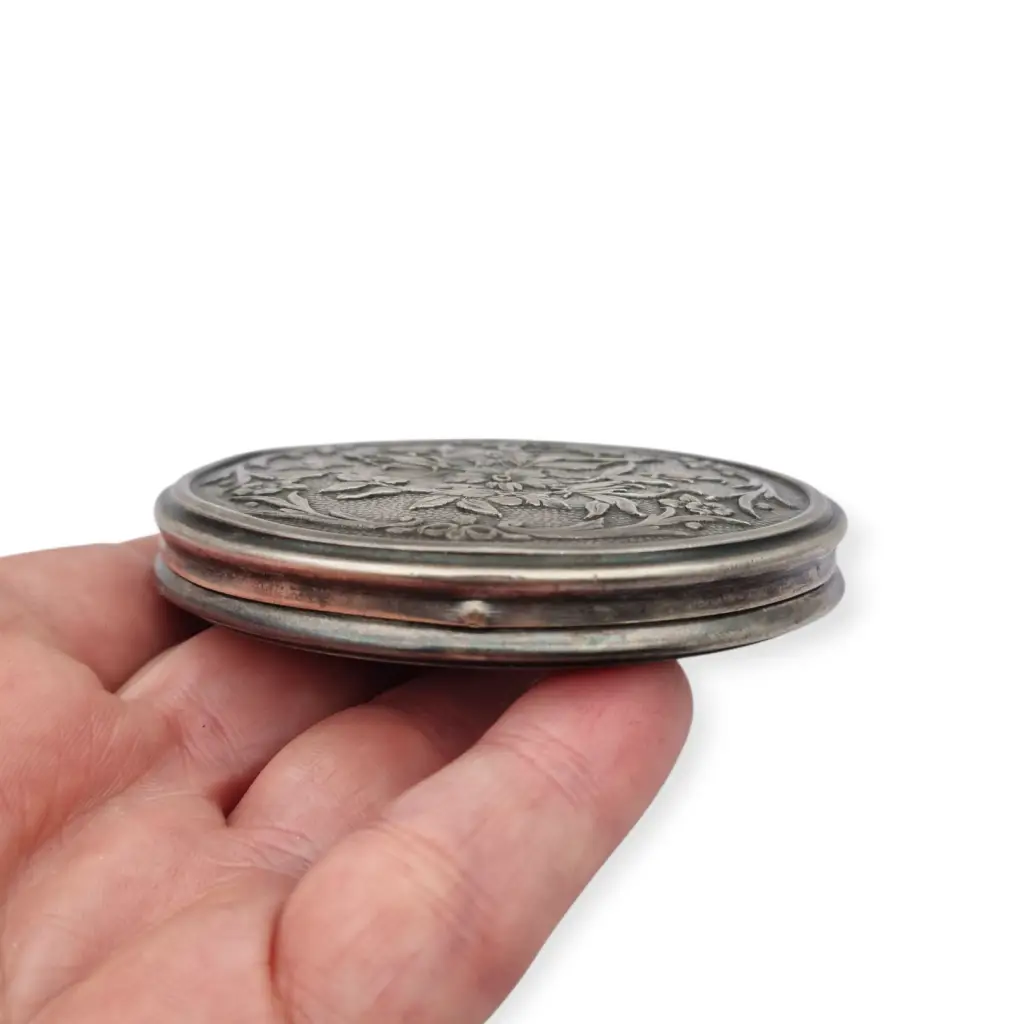 Polvera antigua de plata Art Nouveau Masriera y Carreras con grabado floral