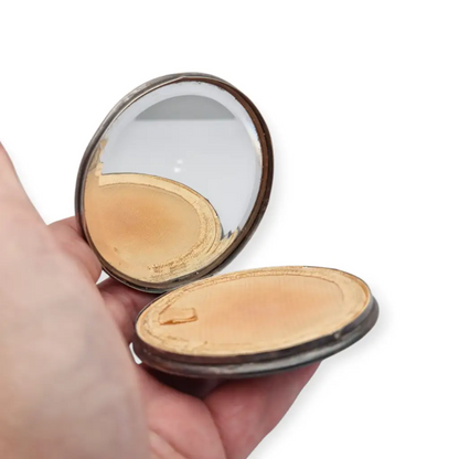 Polvera antigua de plata Art Nouveau Masriera y Carreras con grabado floral