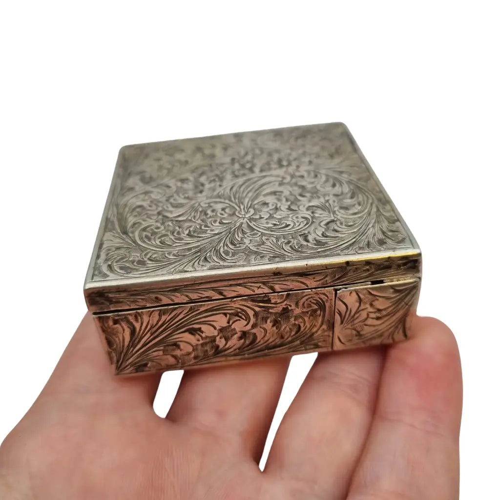 Polvera Art Déco en plata grabada apertura por pulsador lateral compartimento