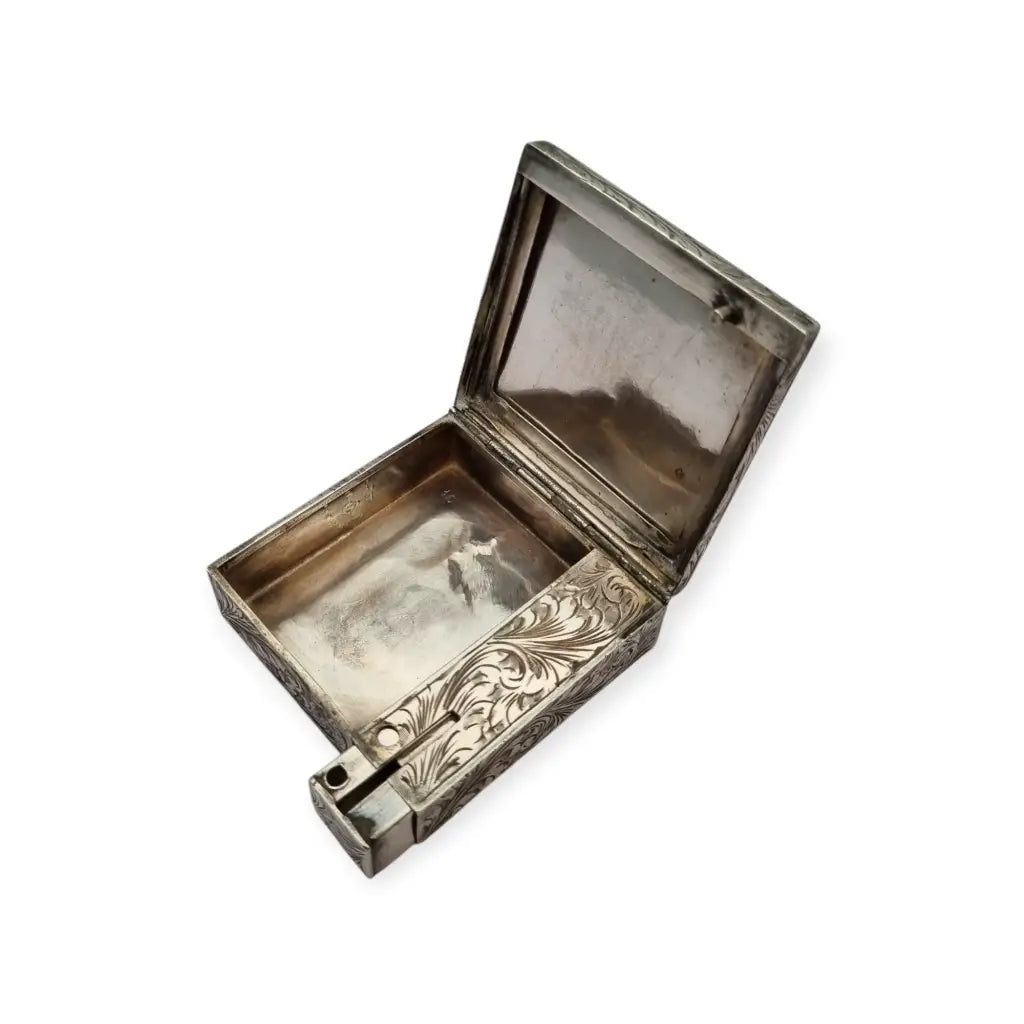 Polvera Art Déco en plata grabada apertura por pulsador lateral compartimento