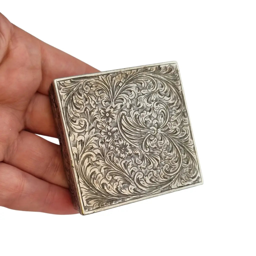 Polvera Art Déco en plata grabada apertura por pulsador lateral compartimento