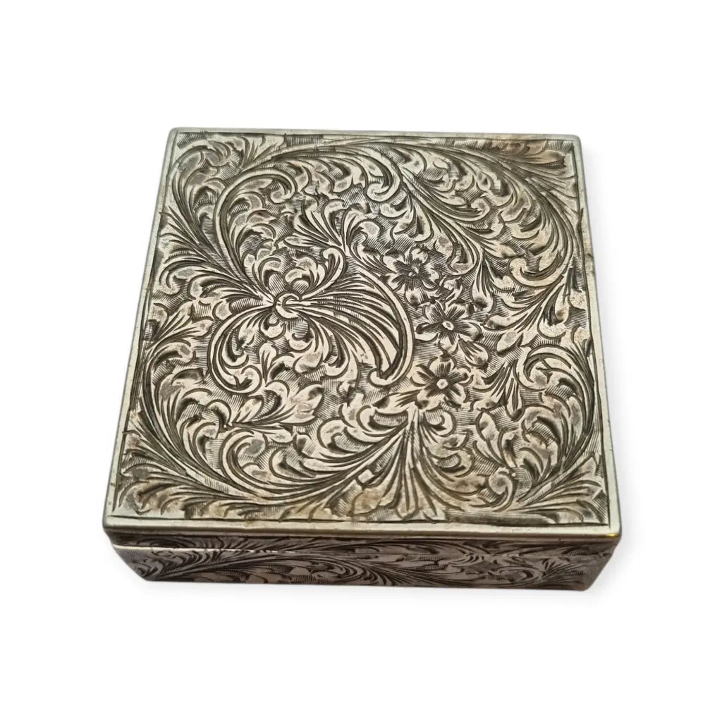 Polvera Art Déco en plata grabada apertura por pulsador lateral compartimento