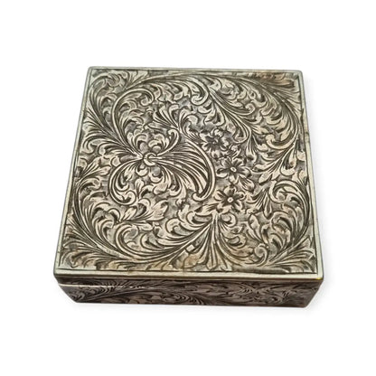 Polvera Art Déco en plata grabada apertura por pulsador lateral compartimento