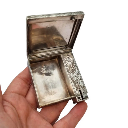 Polvera Art Déco en plata grabada apertura por pulsador lateral compartimento