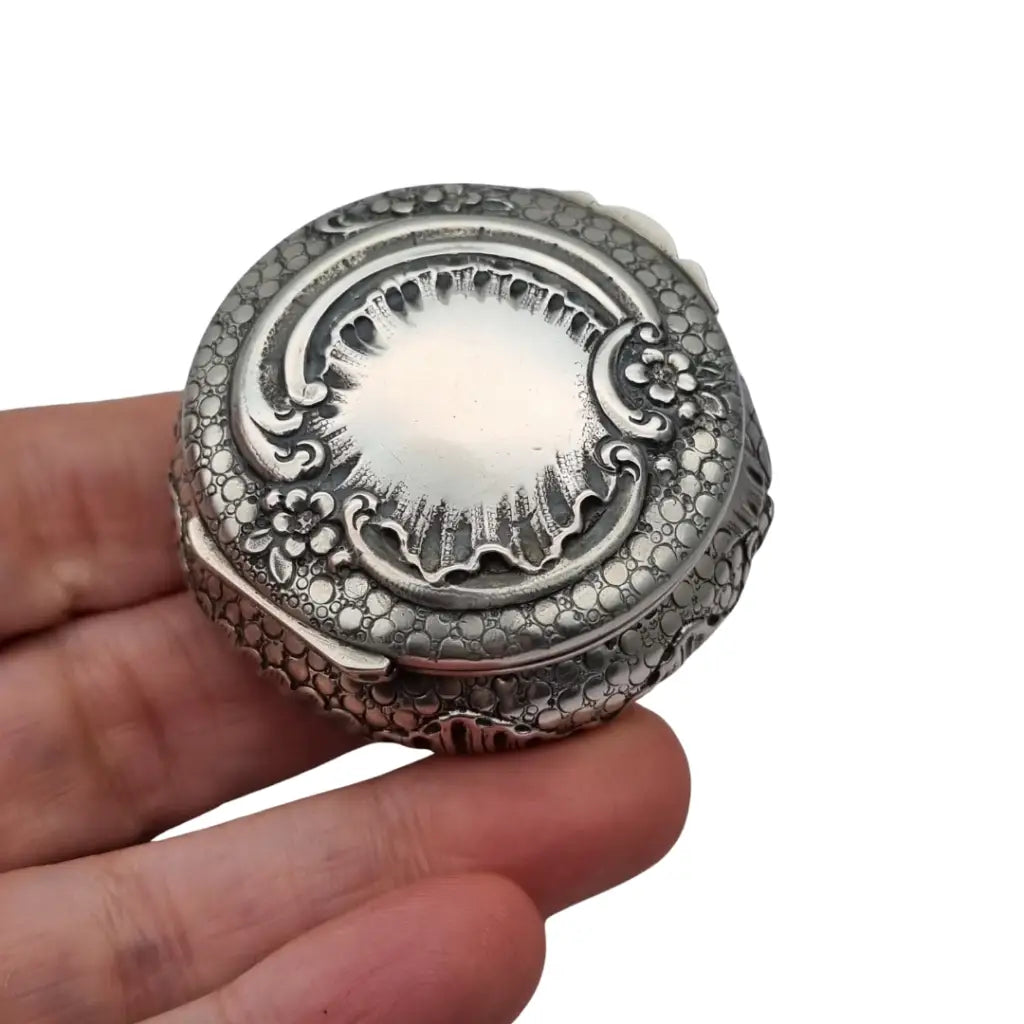 Polvera modernista en plata repujada con espejo interior Art Nouveau ca.
