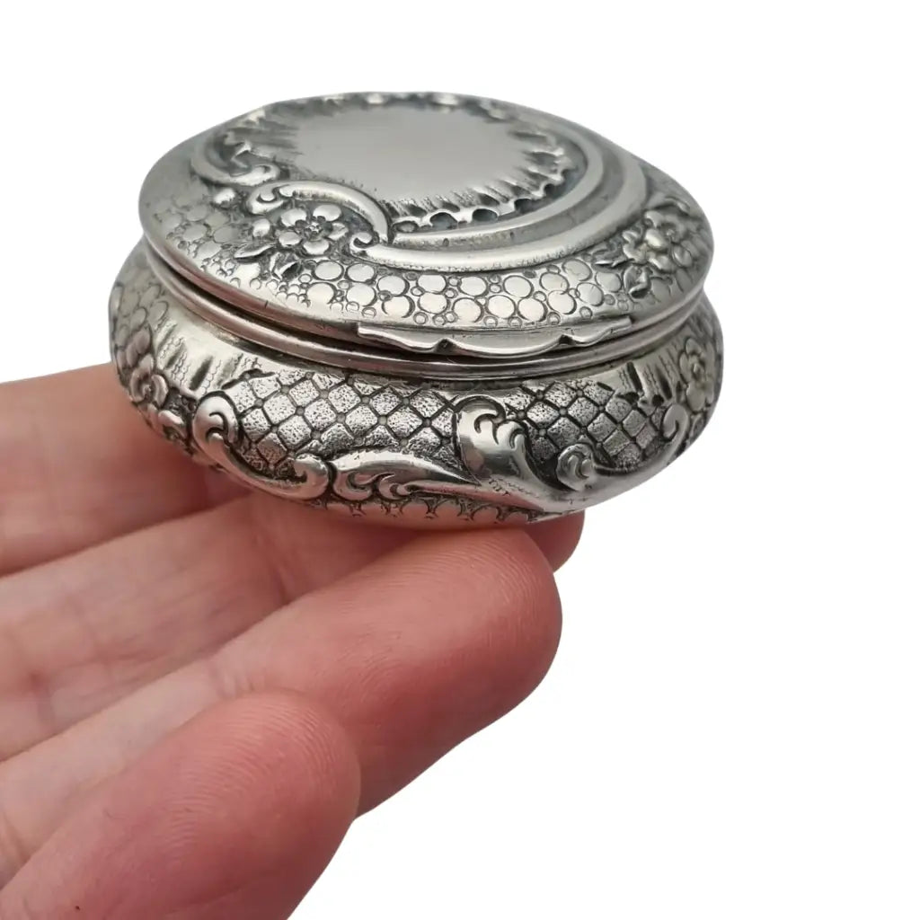 Polvera modernista en plata repujada con espejo interior Art Nouveau ca.