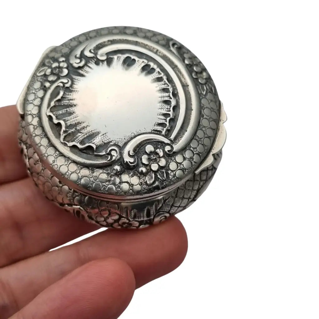 Polvera modernista en plata repujada con espejo interior Art Nouveau ca.