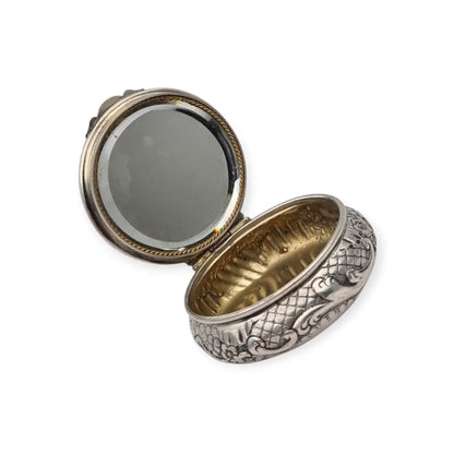 Polvera modernista en plata repujada con espejo interior Art Nouveau ca.