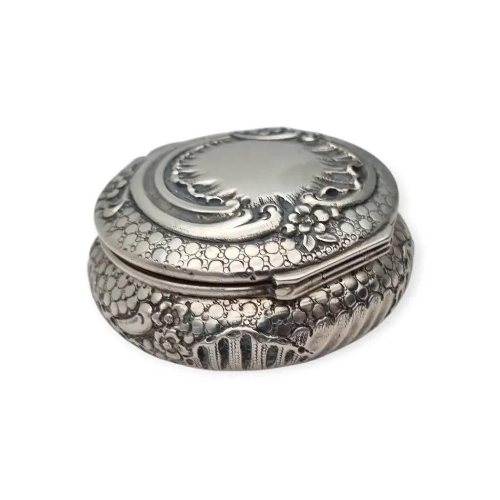 Polvera modernista en plata repujada con espejo interior Art Nouveau ca.