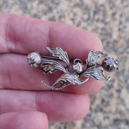 Broche floral victoriano antiguo en plata con diamantes talla antigua y detalles de oro, Circa 1890.