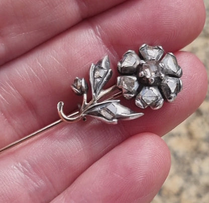 Broche victoriano de flor con diamantes en oro y plata de 14 quilates, circa 1880-1890.