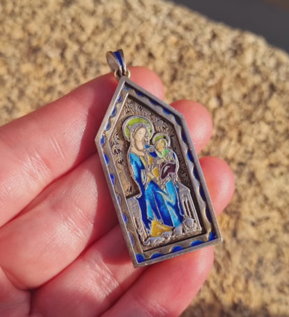 Medalla virgen art nouveau en plata dorada y esmalte azul, modernismo religioso.