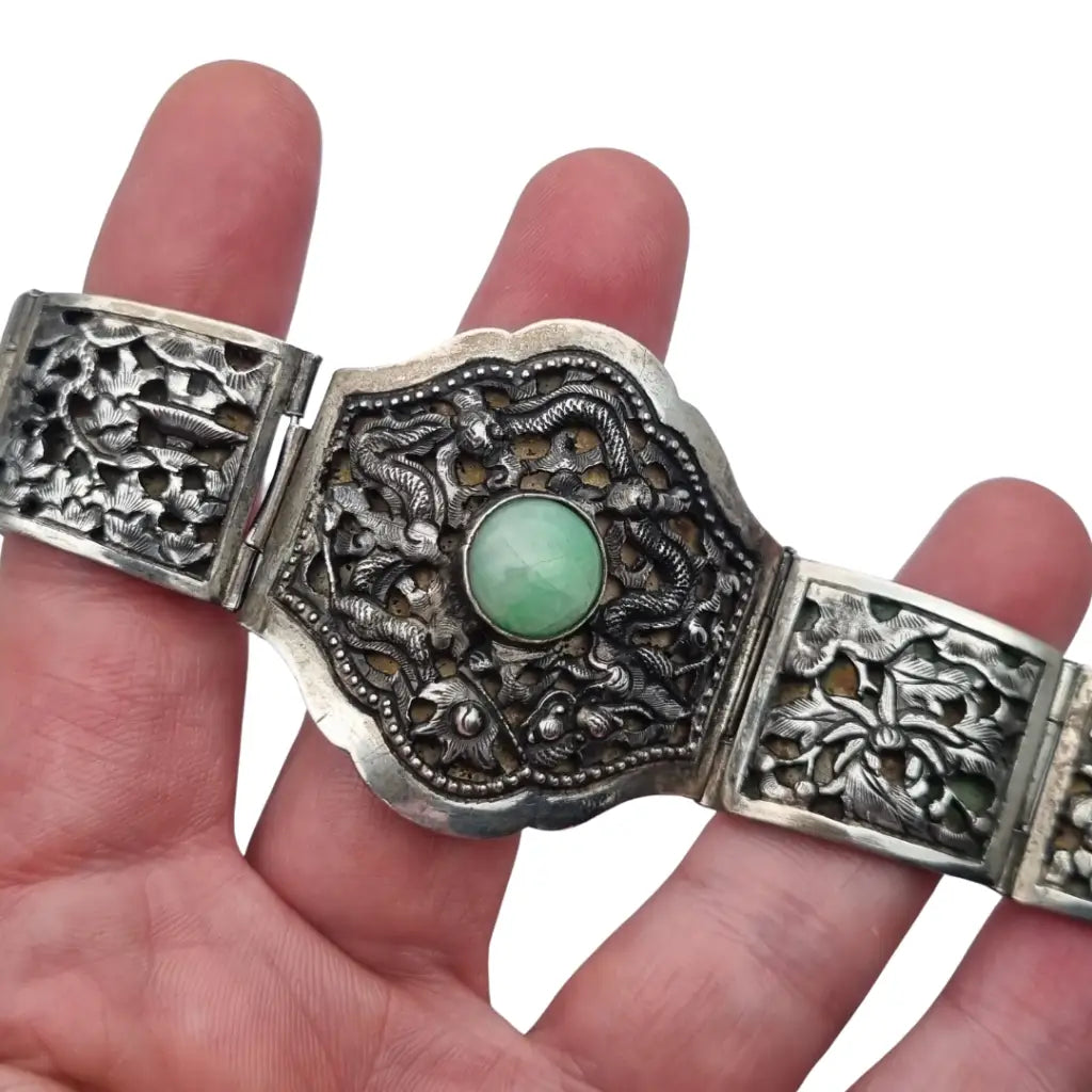 Pulsera antigua de plata firmada • jade verde central y dragones calados • Art